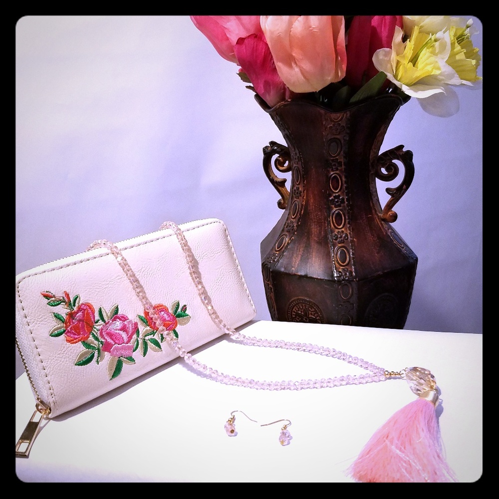 Wallet women and necklace